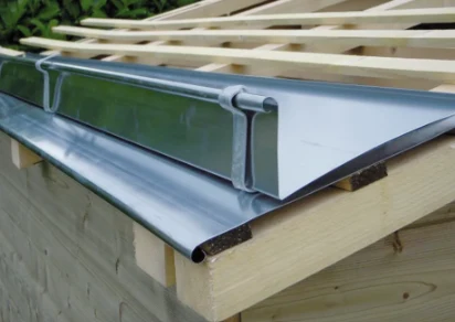 Détail d’une gouttière et finition en zinc